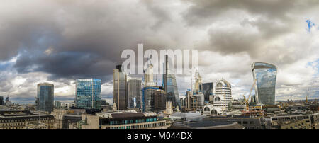 London, Großbritannien. 18 Jan, 2018. Panoramablick auf die Skyline von Ikonischen moderne gewerbliche Immobilien Immobilien in Gebäuden und Wolkenkratzern in der Londoner City, einschließlich der Walkie Talkie, Cheesegrater, Tower 42, 20 Gracehurch Street und Börse Turm und neue Gebäude im Bau mit dem Skalpell, 22 Bishopsgate 100 Bishopsgate. Das Wetter war schnell veränderbarer den ganzen Tag, blauer Himmel und weiße Wolken mit dunklen, bleiernen Himmel mit Gewitterwolken schlägt ein Sturm näherte sich das aber nicht einstellte. Credit: Graham Prentice/Alamy leben Nachrichten Stockfoto