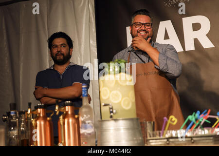 Los Angeles, CA, USA. 2. Sep 2017. Chris Ojeda, rechts, und Juan Sevilla das 'Geschenk', wie Sie mixology Demonstration Ihren Hinterhof Party'' während der ''Dinner mit einem Twist ''Nacht der LA Times den Geschmack Veranstaltung auf der Paramount Pictures am Samstag backlot, Spike, 2. September 2017 in Los Angeles, Kalifornien © 2017 Patrick T. Fallon Credit: Patrick Fallon/ZUMA Draht/Alamy leben Nachrichten Stockfoto