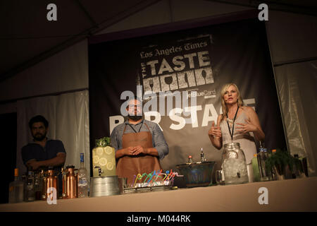 Los Angeles, CA, USA. 2. Sep 2017. Tricia Carr, rechts, Chris Ojeda, Mitte, und Juan Sevilla präsentieren die'', wie Sie mixology Demonstration Ihren Hinterhof Party'' während der ''Dinner mit einem Twist ''Nacht der LA Times den Geschmack Veranstaltung auf der Paramount Pictures am Samstag backlot Spike, 2. September 2017 in Los Angeles, Kalifornien © 2017 Patrick T. Fallon Credit: Patrick Fallon/ZUMA Draht/Alamy leben Nachrichten Stockfoto