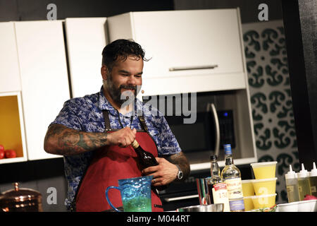 Los Angeles, CA, USA. 3. Sep 2017. Chef Wes Avila (Guerilla Tacos) bereitet einen Cocktail bei einem Showkochen während des ''Aromen von L.A." "Nacht in der LA Times' Der Geschmack auf der Paramount Pictures am Sonntag backlot, 3. September 2017 in Los Angeles, Kalifornien © 2017 Patrick T. Fallon Credit: Patrick Fallon/ZUMA Draht/Alamy leben Nachrichten Stockfoto