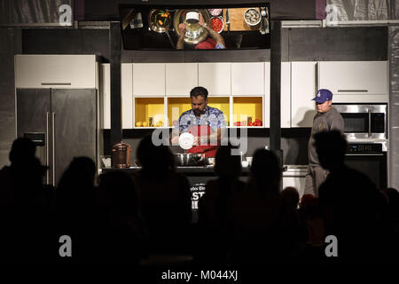 Los Angeles, CA, USA. 3. Sep 2017. Chef Wes Avila (Guerilla Tacos) gibt eine kochende Demonstration während des ''Aromen von L.A." "Nacht in der LA Times' Der Geschmack auf der Paramount Pictures am Sonntag backlot, 3. September 2017 in Los Angeles, Kalifornien © 2017 Patrick T. Fallon Credit: Patrick Fallon/ZUMA Draht/Alamy leben Nachrichten Stockfoto