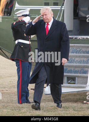 Präsidenten der Vereinigten Staaten Donald J. Trumpf begrüßt die Marine Guard, als er an das Weiße Haus in Washington DC zurück, nach einer Reise nach Pittsburgh, Pennsylvania am Donnerstag, 18. Januar 2018. Credit: Ron Sachs/Pool über CNP/MediaPunch Stockfoto