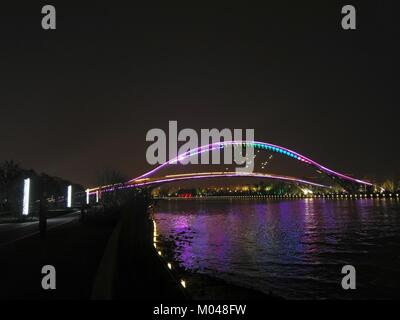 Januar 18, 2018 - Suzhou, Suzhou, China - Suzhou, China - Januar 2018: Neonlichter der Grand Canal dekorieren in Suzhou in der chinesischen Provinz Jiangsu, 18. Januar 2018. (Bild: © SIPA Asien über ZUMA Draht) Stockfoto