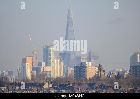 London, Großbritannien. 19 Jan, 2018. UK Wetter. Die Londoner Shard von Wimbledon SW London gesehen gebadet in schönen Winter Sonnenschein und klaren Himmel an einem kalten Morgen in der Hauptstadt Quelle: Amer ghazzal/Alamy leben Nachrichten Stockfoto