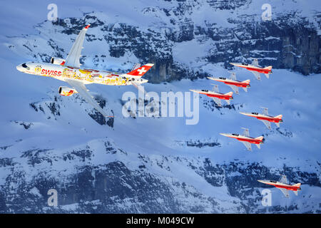 Lauberhorn/Schwitzlerand Januar 17, 2018: SIWSS C-Serie und Swis-Airforce Durchführen einer Air Show am Lauberhorn Ski World Cup. Stockfoto