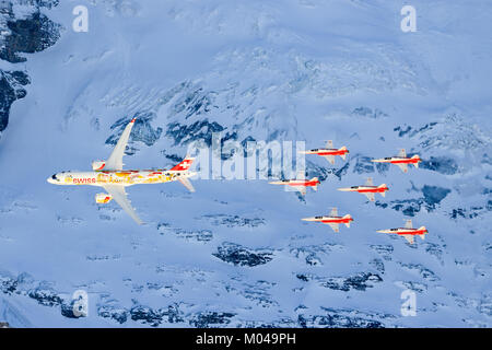 Lauberhorn/Schwitzlerand Januar 17, 2018: SIWSS C-Serie und Swis-Airforce Durchführen einer Air Show am Lauberhorn Ski World Cup. Stockfoto