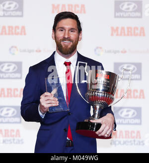 Barcelonas Argentinischer vorwärts Lionel Messi stellt nach Erhalt der" Alfredo di Stefano" Award in Barcelona bietet: Lionel Messi Wo: Barcelona, Spanien Wann: 18 Dec 2017 Credit: Oscar Gonzalez/WENN.com Stockfoto