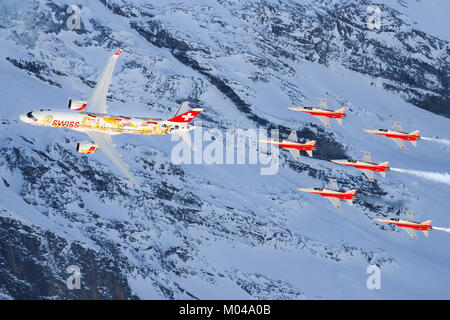 Lauberhorn/Schwitzlerand Januar 17, 2018: SIWSS C-Serie und Swis-Airforce Durchführen einer Air Show am Lauberhorn Ski World Cup. Stockfoto