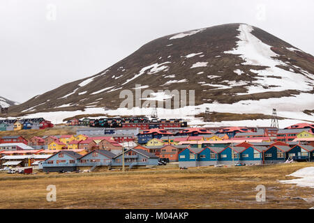 Wooden Wohnhäusern im Sommer in der alten Minenstadt Longyearbyen, Spitzbergen, Svalbard, Norwegen, Skandinavien Stockfoto