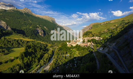 Das Dorf La Grave in der Romanche-tal im Sommer. Hautes-Alpes, Nationalpark Ecrins, Französische Alpen, Frankreich Stockfoto