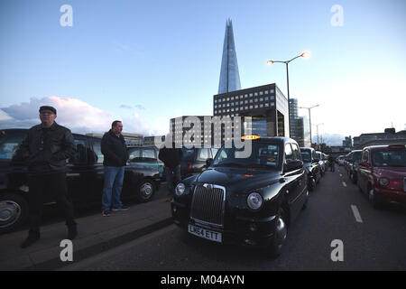 Black Cab Treiber nehmen an einem Protest gegen TfL und Uber, die auf der London Bridge. Stockfoto