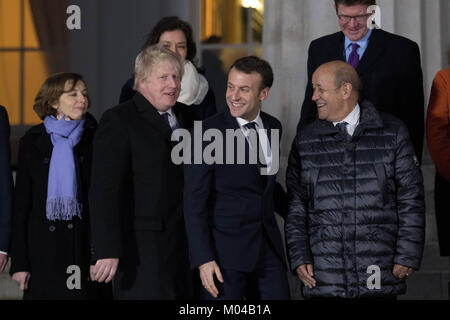 Außenminister Boris Johnson (links) und der französische Präsident Emmanuel Längestrich (Mitte) ein "Gruppenfoto" an der Royal Military Academy Sandhurst, während Großbritannien - Frankreich Spitzengespraech teilnehmen. Stockfoto