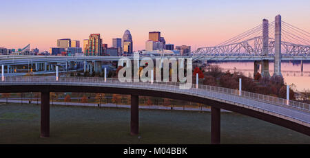 Ein Panorama von Louisville, Kentucky die Skyline in der Dämmerung Stockfoto