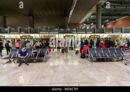 Passagiere in der Halle von Adolfo Suárez Madrid - Barajas Airport Terminals T4, entworfen vom Architekten Antonio Lamela und Richard Rogers Stockfoto