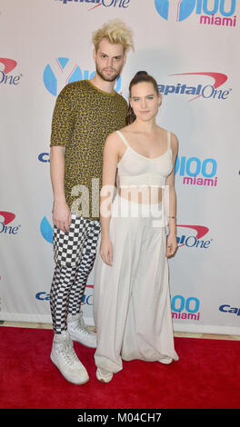 Y 100 iHeartRadio Jingle Ball 2017 bei BB&T Center in Sunrise, Florida - Anreise mit: Tucker Halpern, Sophie Hawley-Weld von Sofi Tukker Wo: Sunrise, Florida, United States Wann: 17 Dec 2017 Credit: JLN Fotografie/WENN.com Stockfoto