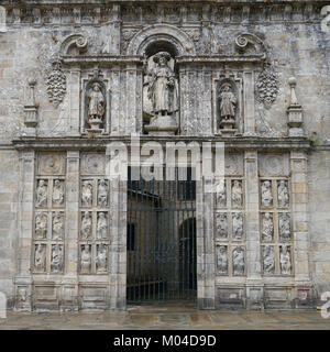 SANTIAGO DE COMPOSTELA, SPANIEN - 12. SEPTEMBER 2017: Tor an der Kathedrale von Santiago de Compostela am 12. September 2017 in Galizien, Spanien Stockfoto