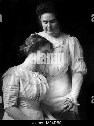 Helen Keller (1880-1968) und Anne Sullivan. Photograph der taubblinden Autorin und politischen Aktivistin mit ihrer Lehrerin und Begleiterin, c,1909 Stockfoto