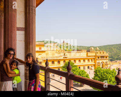 Reisende - Mutter und ihre zwei Töchter und lächelnd an der Kamera auf der Festung Hintergrund Stockfoto