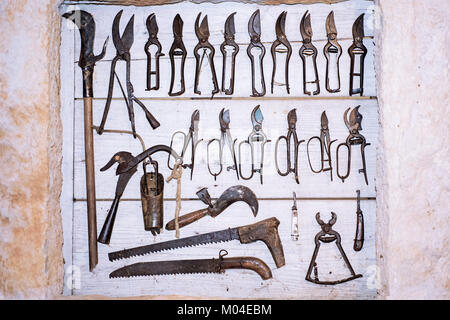 Alte Werkzeuge Sammlung auf Holz- wand. Abstrakte Foto. Stockfoto