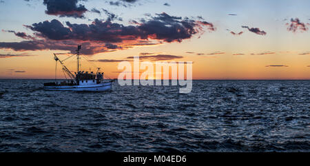 Kleines Schiff im Meer. Sommer Tag Sonnenuntergang. Panoramablick. Stockfoto