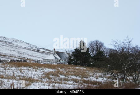 Largs, Schottland, Großbritannien - 17 Januar, 2018: Eine alte Hütte unter dem Hügel im Winter irgendwo zwischen Largs und Kilbirnie im North Ayrshire gelegen Stockfoto