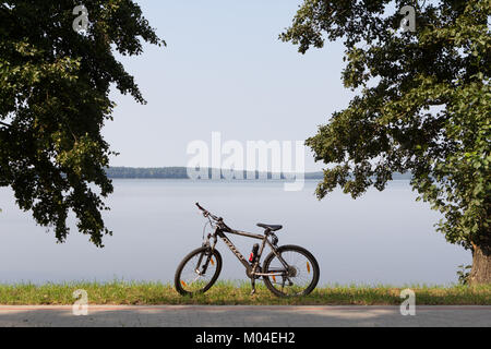 Mit dem Fahrrad am Ufer des Sees. Umgebung von Gizycko, See Niegocin, das Land der Großen Seen, Polen Stockfoto