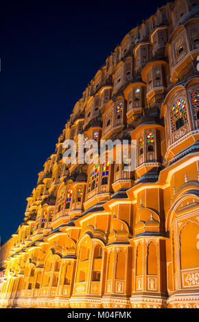 Jaipur, Rajasthan, Indien, 25.. Januar 2017: Hawa Mahal, Palace of the Winds, der 1799 vom Maharaja Sawai Pratap Singh erbaut wurde Stockfoto
