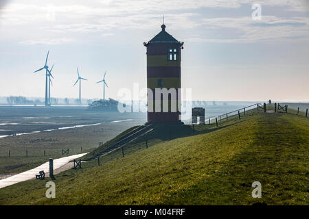 Der Pilsumer Leuchtturm an der Nordsee Deich in der Nähe von Greetsiel, Ostfriesland, Niedersachsen, Deutschland, Stockfoto