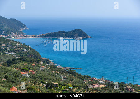 Von Santa Giulia Aussicht auf die ligurische Küste und das Dorf von Sestri Levante Stockfoto