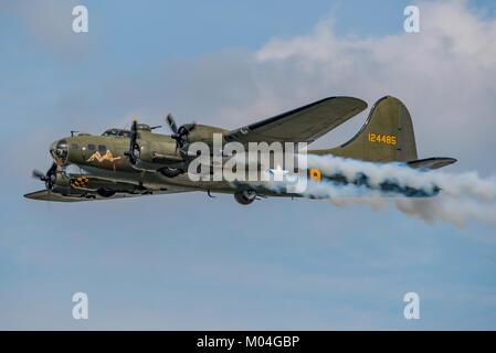 Boeing B-17 Flying Fortress verbündeter B "trailing Rauch als Teil der Anzeige an Dunsfold Wings und Räder, Großbritannien am 26. August 2017. Stockfoto