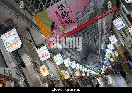 Nishinikaimachi Einkaufsstraße nach der Arbeit, Himeji city, Hyogo Präfektur, Japan Stockfoto