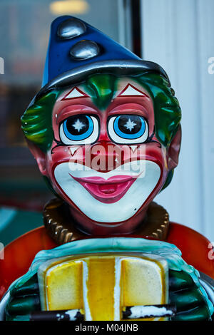 Porzellan clown vintage Zirkus bunte Kopf blauen Hut Sterne Stockfoto