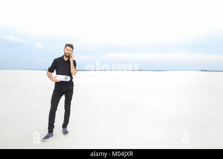 Kleidung Designer über Smartphone mit Bruder zu kommunizieren Stockfoto