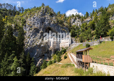 Burg Predjama (Predjamski Grad), eine Renaissance Schloss innerhalb einer Höhle Mund gebaut, in der historischen Region Oberkrain, im Süden - zentrales Sloveni Stockfoto