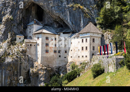 Burg Predjama (Predjamski Grad), eine Renaissance Schloss innerhalb einer Höhle Mund gebaut, in der historischen Region Oberkrain, im Süden - zentrales Sloveni Stockfoto