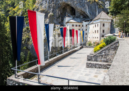 Burg Predjama (Predjamski Grad), eine Renaissance Schloss innerhalb einer Höhle Mund gebaut, in der historischen Region Oberkrain, im Süden - zentrales Sloveni Stockfoto