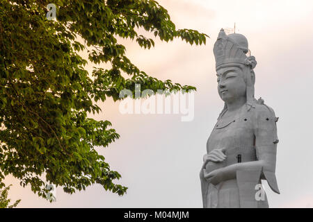 Die Bucht von Tokio Kannon (Tokyo Wan Kannon), eine 56 m hohe Statue, die guanyin, der Buddhistischen Göttin der Barmherzigkeit. Sanukimachi, Futtsu, Japan Stockfoto