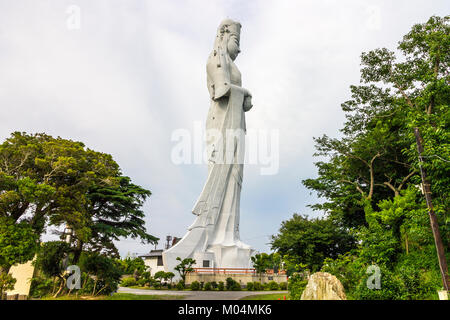 Die Bucht von Tokio Kannon (Tokyo Wan Kannon), eine 56 m hohe Statue, die guanyin, der Buddhistischen Göttin der Barmherzigkeit. Sanukimachi, Futtsu, Japan Stockfoto