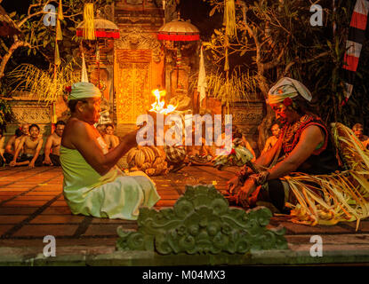 Bali, Indonesien - Oktober 2015: Tänzer in zwischen traditionellen Kecak Fire Dance Performance im Tempel bei Nacht beten, Bali Indonesien Stockfoto