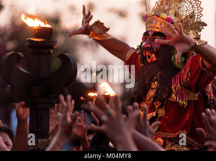 Bali, Indonesien - Oktober 2015: Ravana einen Charakter in einer der Akte bei Uluwatu Kecak und Feuer Tanz, Bali, Indonesien durchführen Stockfoto