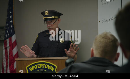 Erscheinungsdatum: Januar 13, 2017 Title: patrioten Tag Studio: SUNFILM Entertainment Regie: Peter Berg PLOT: Die Geschichte der Boston Marathon Bombardierung 2013 und die Folgen, die die Stadt-weite Fahndung der Terroristen verantwortlich zu finden. STARRING: J.K. SIMMONS als Sergeant Jeffrey Pugliese. (Bild: © lionsgate/Entertainment Bilder) Stockfoto