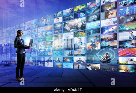 Junge Frau mit Laptop PC und verschiedene Bilder. Internet Streaming Service Konzept. Stockfoto