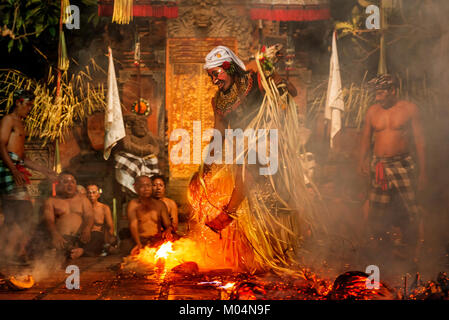 Bali, Indonesien - Oktober 2015: Tänzer in zwischen traditionellen Kecak Fire Dance Performance im Tempel bei Nacht beten, Bali Indonesien Stockfoto