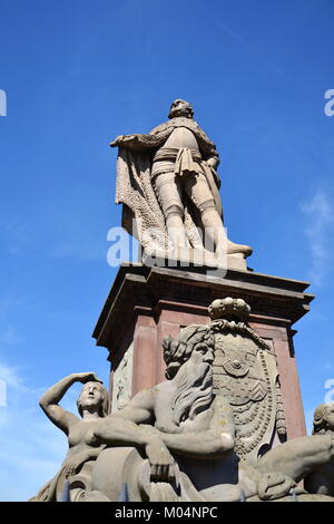 Karl Theodor Statue auf Alte Brücke über den Neckar, Heidelberg, Deutschland Stockfoto