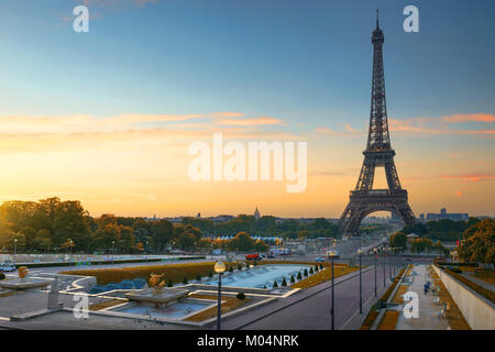 Eiffelturm und Brunnen in der Nähe in der Morgendämmerung in Paris, Frankreich Stockfoto