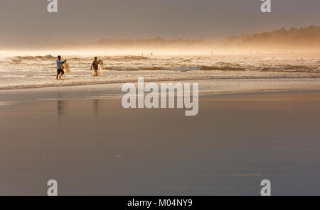 Oktober 2015 Bali Indonesien: Bali Fischer entlang der Ufer des Yel Leh Strand mit seinem fischernetz bei Sonnenuntergang, Indonesien Stockfoto