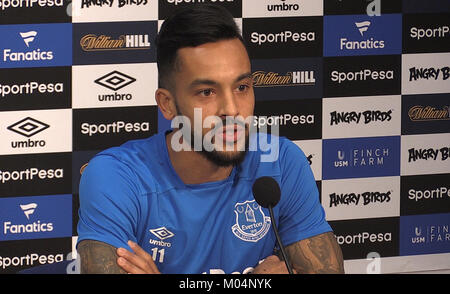 Bildschirm digitalisiertes Bild von PA Video von Everton neues Signing Theo Walcott während der Pressekonferenz im Finch Farm, Liverpool. Stockfoto