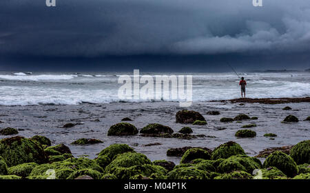 Oktober 2015 Bali Indonesien: Bali Fischer entlang der Ufer des Yel Leh Strand mit seinem fischernetz bei Sonnenuntergang, Indonesien Stockfoto