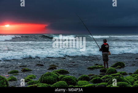 Oktober 2015 Bali Indonesien: Bali Fischer entlang der Ufer des Yel Leh Strand mit seinem fischernetz bei Sonnenuntergang, Indonesien Stockfoto