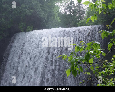 Bridal Veil Falls ist ein malerischer Wasserfall in Kagawong, Ontario. Die Wasserfälle sind aufgrund ihrer Schönheit und ruhigen Umgebung eine beliebte Touristenattraktion. Stockfoto